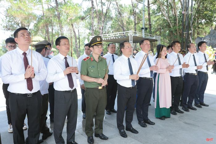 Nghĩa trang Liệt sĩ Quốc gia Trường Sơn là nơi yên nghỉ của 10.263 liệt sĩ từng chiến đấu trên tuyến đường Trường Sơn – đường Hồ Chí Minh, trong đó có 788 liệt sĩ là con em quê hương Hà Tĩnh.