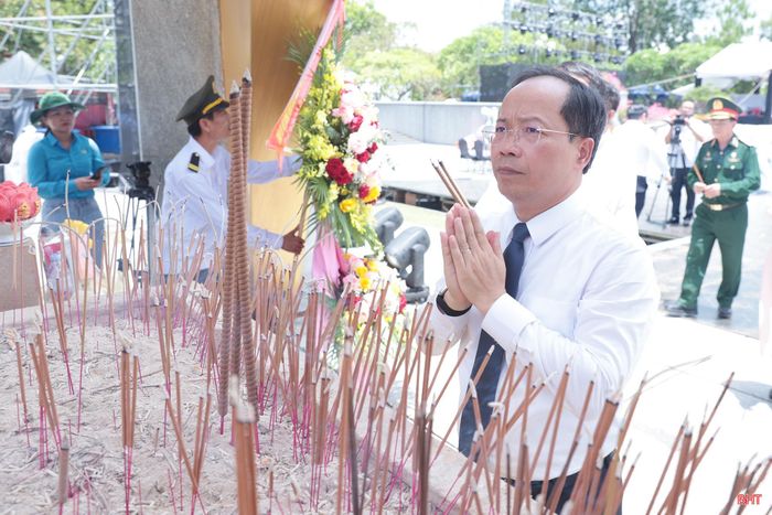 Nghĩa trang Liệt sĩ Quốc gia Đường 9 là nơi yên nghỉ của 10.900 liệt sĩ, trong đó có 275 liệt sĩ quê Nghệ Tĩnh (Nghệ An và Hà Tĩnh), từng chiến đấu, phục vụ chiến đấu trên mặt trận Đường 9, chiến trường Quảng Trị và nước bạn Lào trong suốt cuộc kháng chiến chống Mỹ cứu nước.