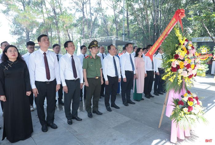 Đoàn công tác tỉnh Hà Tĩnh thành kính tưởng nhớ các anh hùng liệt sĩ tại Nghĩa trang Liệt sĩ Quốc gia Trường Sơn.