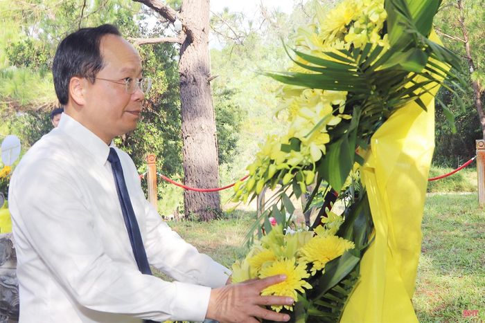 Đồng chí Nguyễn Duy Lâm - Bí thư Tỉnh ủy đặt vòng hoa, tưởng nhớ, tri ân công lao to lớn của Đại tướng Võ Nguyên Giáp – người đã có những đóng góp to lớn cho sự nghiệp cách mạng của Đảng và dân tộc Việt Nam.