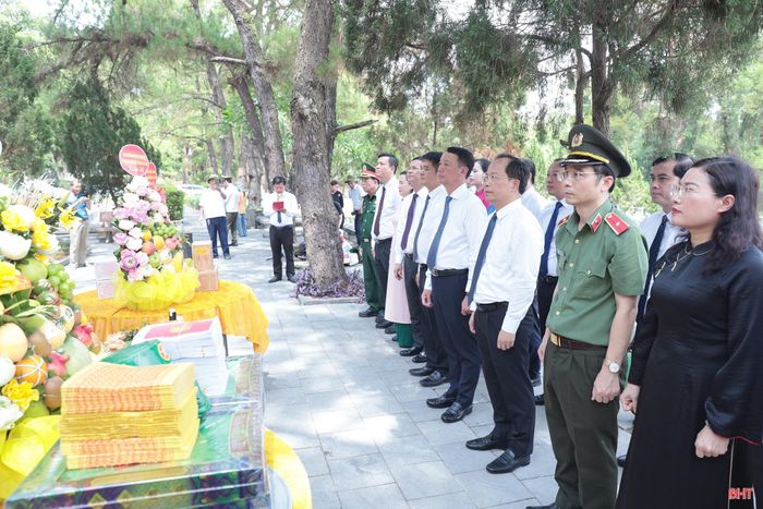 Đoàn lãnh đạo tỉnh Hà Tĩnh bày tỏ lòng biết ơn sâu sắc trước các anh hùng liệt sỹ quê Hà Tĩnh tại Nghĩa trang Liệt sĩ Quốc gia Trường Sơn.