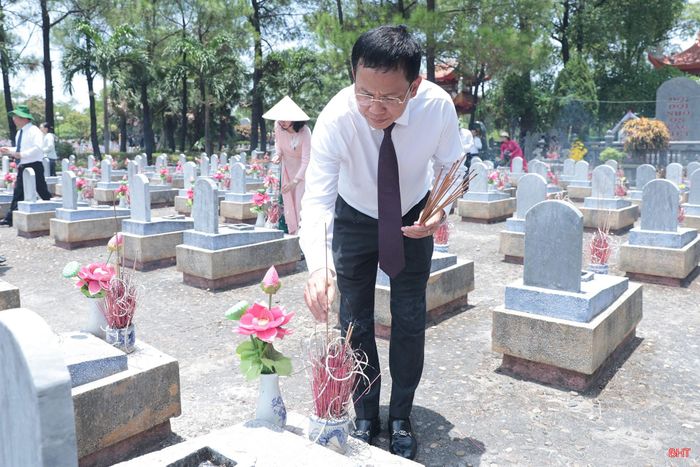 Các thành viên đoàn công tác dâng hương tưởng niệm các anh hùng liệt sĩ, những người con ưu tú của dân tộc đã anh dũng chiến đấu, hy sinh vì độc lập, tự do của Tổ quốc, vì hòa bình và hạnh phúc của Nhân dân.