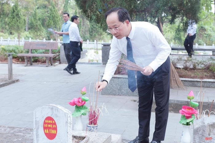 Đồng chí Nguyễn Duy Lâm – Bí thư Tỉnh ủy dâng hương tại các phần mộ liệt sĩ quê Hà Tĩnh.