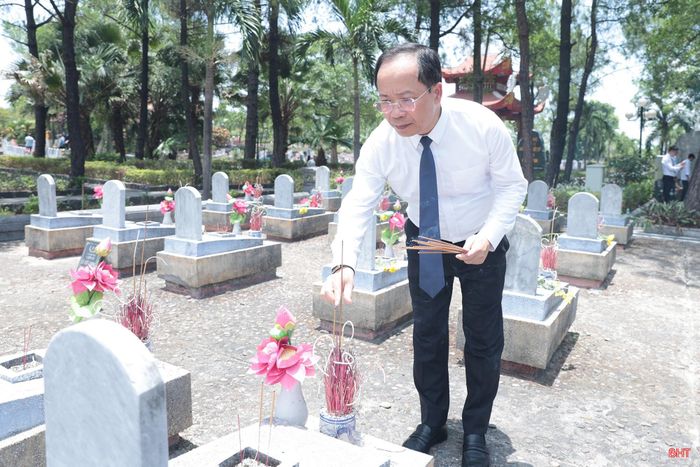 Đồng chí Nguyễn Duy Lâm – Bí thư Tỉnh ủy dâng hương từng phần mộ liệt sĩ.