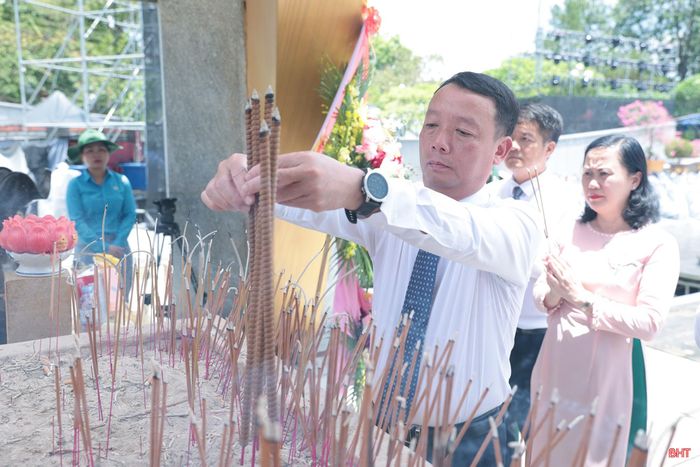 Các thành viên trong đoàn bày tỏ lòng biết ơn sâu sắc đối với những cống hiến, hy sinh to lớn của các thế hệ cha anh; đồng thời khẳng định quyết tâm tiếp tục phát huy truyền thống cách mạng, nỗ lực xây dựng quê hương, đất nước ngày càng phát triển.