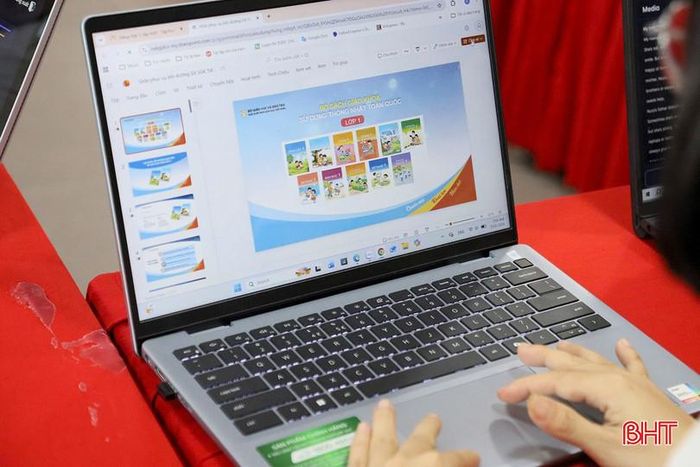 Giáo viên Trường Tiểu học Tân Giang nghiên cứu thêm các tài liệu để triển khai việc giảng dạy bộ sách "Kết nối tri thức với cuộc sống" hiệu quả hơn.