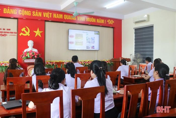 Trường Tiểu học Khánh Vĩnh Yên (xã Gia Hanh) tổ chức bài bản việc tập huấn cho giáo viên.