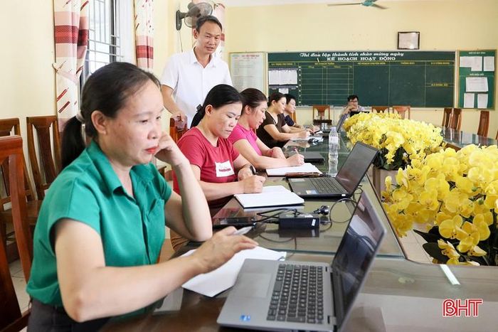 Cán bộ, giáo viên Trường THCS Đặng Dung tham gia đợt tập huấn sách giáo khoa do của Nhà xuất bản Giáo dục Việt Nam tổ chức.