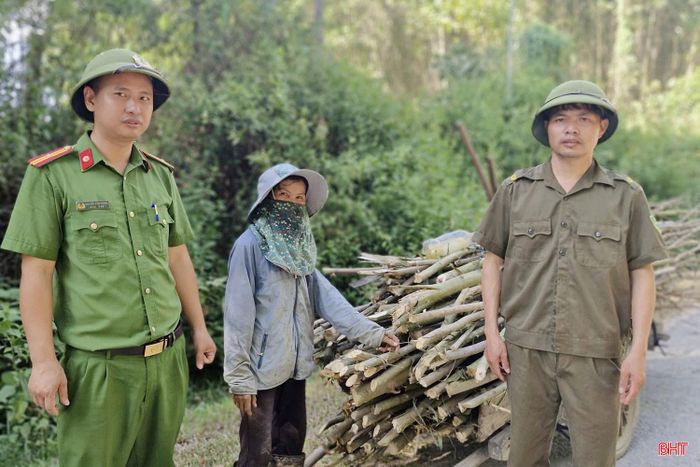 Công an xã Hương Xuân tích cực phối hợp với lực lượng an ninh cơ sở tuyên truyền, nâng cao nhận thức cho người dân về đảm bảo phòng chống cháy rừng và các hành vi vi phạm trong hoạt động lâm nghiệp.