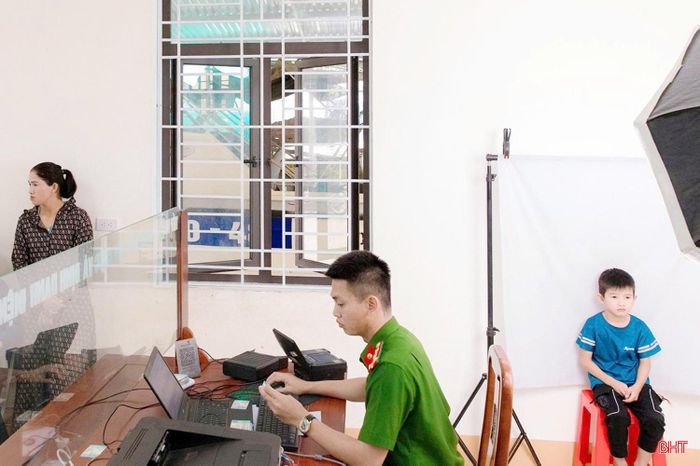 Công an Hà Tĩnh tập trung nhân lực thực hiện chiến dịch cấp tài khoản định danh điện tử cho trẻ em