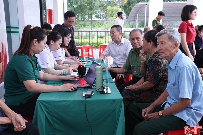 Bệnh viện Đa khoa Sài Gòn Hà Tĩnh tổ chức chương trình khám, tư vấn sức khỏe miễn phí cho người có công với cách mạng trên địa bàn xã Sơn Tiến.