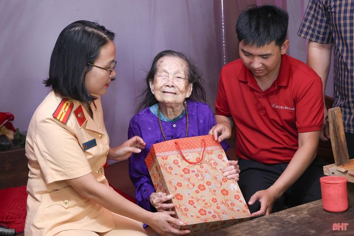 Đoàn đến thăm và trao quà cho Mẹ Việt Nam Anh hùng Nguyễn Thị Minh.