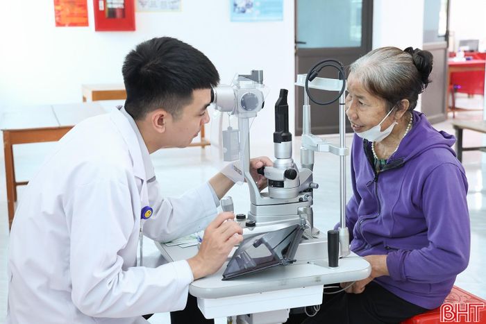 Các bác sĩ thăm khám cho đối tượng chính sách trên địa bàn xã Sơn Tiến.