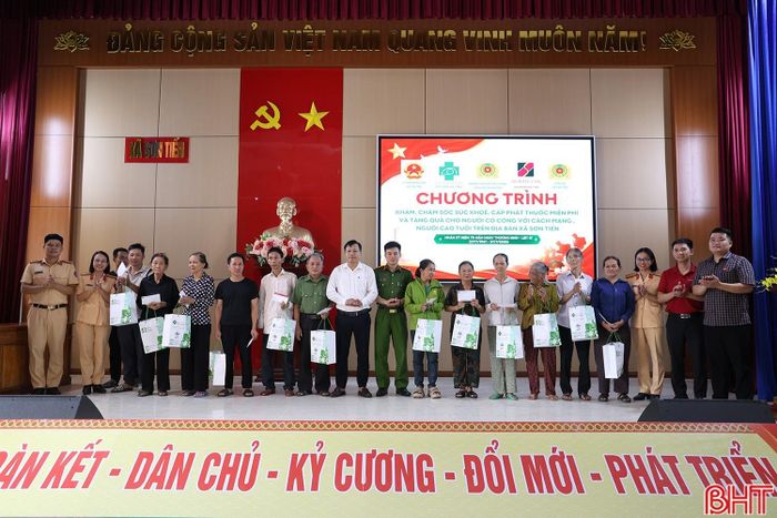 Mỗi gia đình chính sách được nhận phần quà trị giá 1,2 triệu đồng.