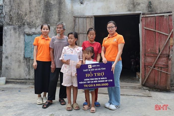 Hơn 80 triệu đồng hỗ trợ cho gia đình chị Bùi Thị Huệ là số tiền của các nhà hảo tâm gửi tặng thông qua số tài khoản của chương trình "Vòng tay nhân ái".