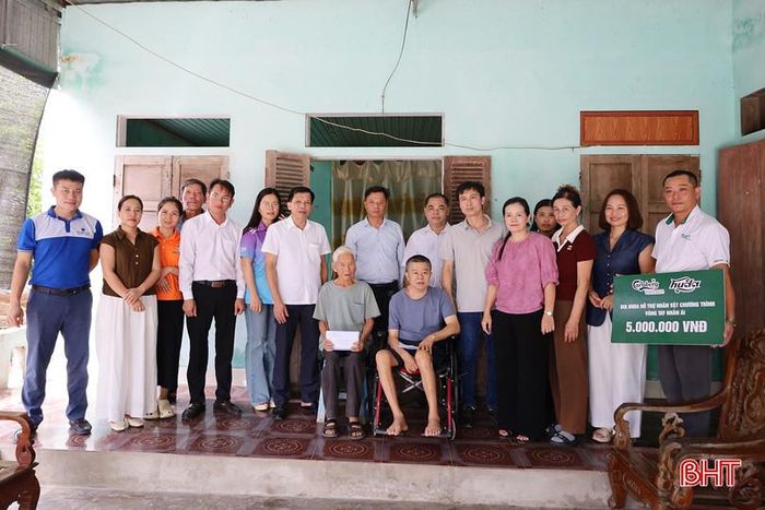 Đoàn đến chia sẻ với hoàn cảnh ông Lê Văn Nhu và trao số tiền hỗ trợ gần 90 triệu đồng.
