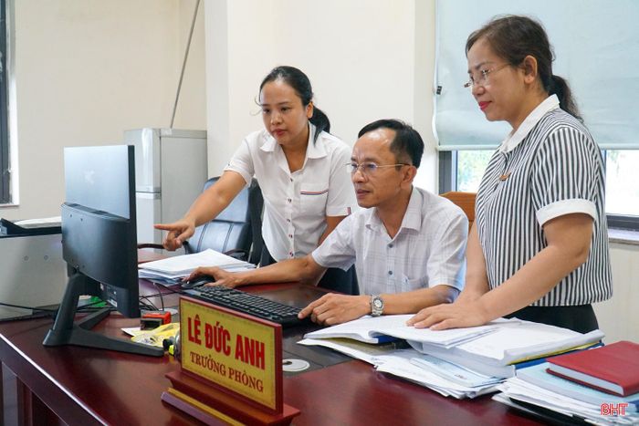 Phòng Đăng ký kinh doanh, Sở Tài chính Hà Tĩnh xử lý, đối chiếu thông tin trong quá trình chuẩn hóa dữ liệu doanh nghiệp.