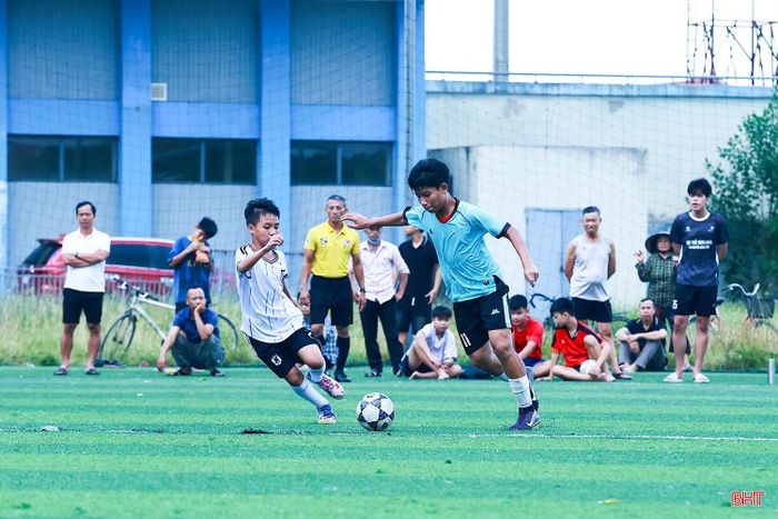 Ở nội dung thiếu niên, đội bóng xã Đồng Lộc (áo xanh) đối đầu với phường Thành Sen ở trận chung kết.