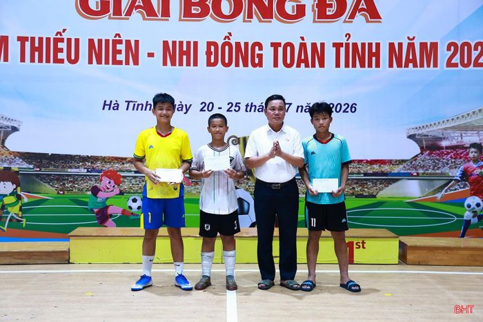Ban Tổ chức trao giải thưởng cho các cầu thủ xuất sắc ở nội dung thiếu niên...