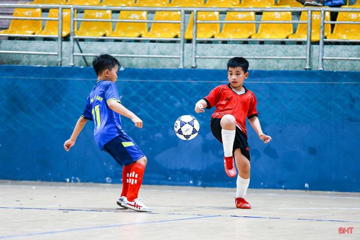 Ở nội dung nhi đồng, trải qua các trận đấu kịch tính, hấp dẫn, hai đội bóng xã Hương Sơn (áo đỏ) và phường Hải Ninh xuất sắc vào chơi trận chung kết.