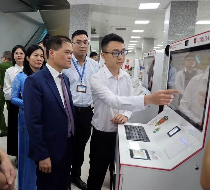 UBND tỉnh Quảng Ninh phối hợp với Agribank ra mắt mô hình Kiosk thông minh và hệ thống xác thực, cấp bản sao số điện tử. (Ảnh: TTXVN)