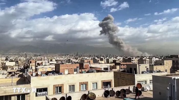 Khói bốc lên sau một vụ không kích tại Tehran, Iran. (Ảnh: ANI/TTXVN phát)