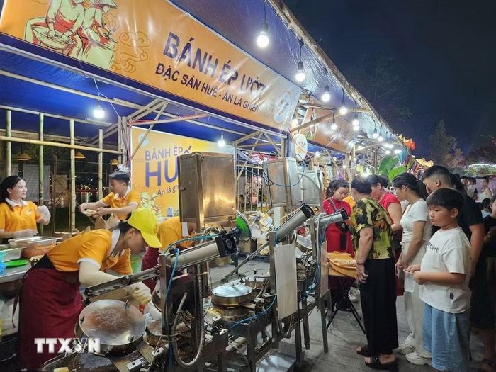 Du khách thưởng thức đặc sản bánh Huế trong Tuần lễ ẩm thực truyền thống Huế 2024. (Ảnh: Mai Trang/TTXVN)
