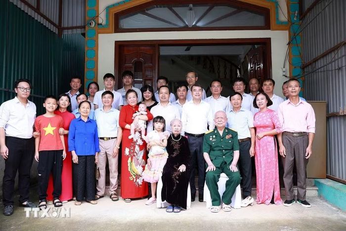 Thủ tướng Lê Minh Hưng thăm gia đình ông Phí Hương Dũng, thương binh 42%, hiện đang sinh sống tại phường Điện Biên Phủ. (Ảnh: Dương Giang/TTXVN)
