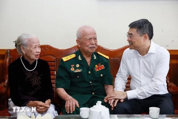 Cũng trong sáng 25/7/2026, tại phường Điện Biên Phủ, tỉnh Điện Biên, Thủ tướng Lê Minh Hưng đến thăm, tặng quà gia đình chính sách tỉnh Điện Biên nhân kỷ niệm 79 năm Ngày Thương binh-Liệt sỹ (27/7/1947-27/7/2026). Trong ảnh: Thủ tướng Lê Minh Hưng thăm gia đình ông Phí Hương Dũng, thương binh 42%, hiện đang sinh sống tại phường Điện Biên Phủ. (Ảnh: Dương Giang/TTXVN)