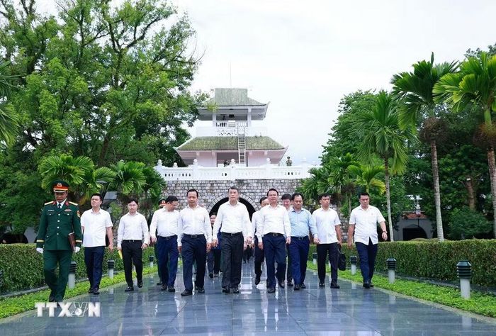 Thủ tướng Lê Minh Hưng đến dâng hương, hoa tưởng niệm các Anh hùng liệt sỹ tại Nghĩa trang Liệt sỹ Quốc gia A1. (Ảnh: Dương Giang/TTXVN)
