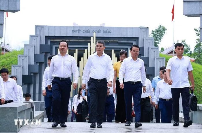 Thủ tướng Lê Minh Hưng đến dâng hương, hoa tưởng niệm các Anh hùng liệt sỹ tại Đền thờ Liệt sỹ Chiến trường Điện Biên Phủ. (Ảnh: Dương Giang/TTXVN)