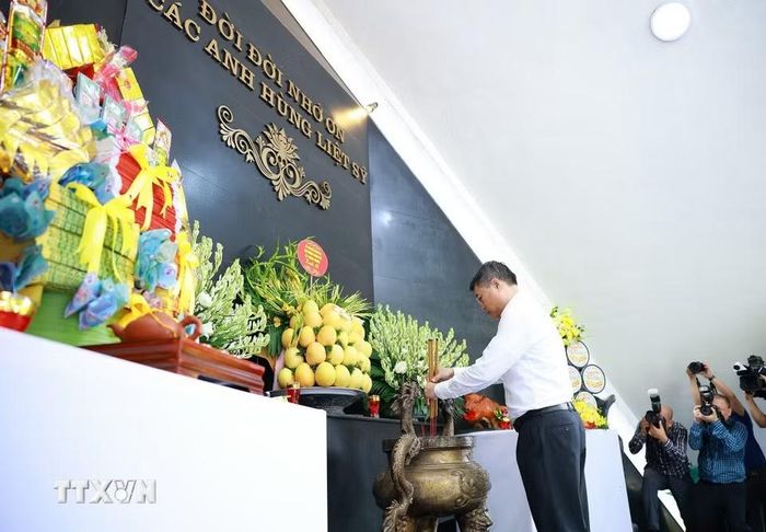 Thủ tướng Lê Minh Hưng dâng hương, hoa tưởng niệm các Anh hùng liệt sỹ tại Nghĩa trang Liệt sỹ Quốc gia A1. (Ảnh: Dương Giang/TTXVN)