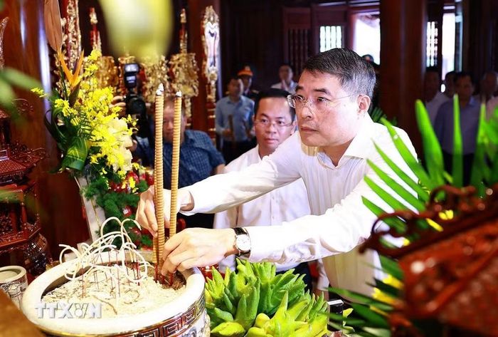 Thủ tướng Lê Minh Hưng dâng hương, hoa tại Nhà tưởng niệm Chủ tịch Hồ Chí Minh, Di tích Đồi E2. (Ảnh: Dương Giang/TTXVN)