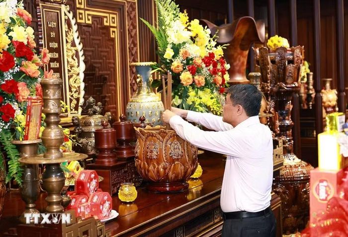 Thủ tướng Lê Minh Hưng dâng hương, hoa tưởng niệm các Anh hùng liệt sỹ tại Đền thờ Liệt sỹ Chiến trường Điện Biên Phủ. (Ảnh: Dương Giang/TTXVN)