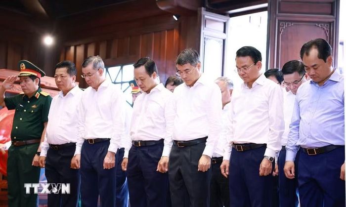 Thủ tướng Lê Minh Hưng dâng hương, hoa tưởng niệm các Anh hùng liệt sỹ tại Đền thờ Liệt sỹ Chiến trường Điện Biên Phủ. (Ảnh: Dương Giang/TTXVN)