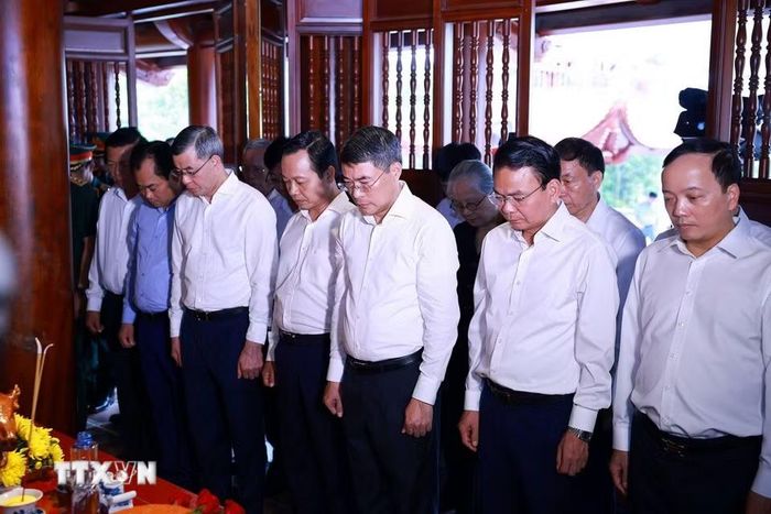 Thủ tướng Lê Minh Hưng dâng hương, hoa tại Nhà tưởng niệm Chủ tịch Hồ Chí Minh, Di tích Đồi E2. (Ảnh: Dương Giang/TTXVN)