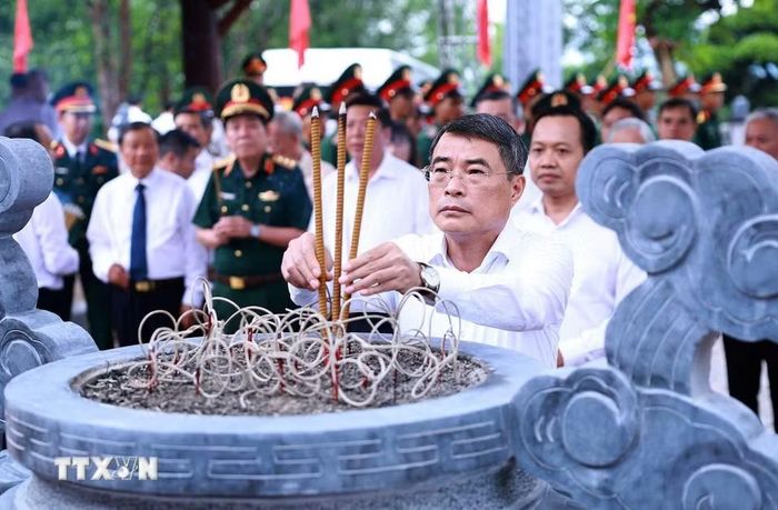 Thủ tướng Lê Minh Hưng dâng hương, hoa tại Nhà tưởng niệm Chủ tịch Hồ Chí Minh, Di tích Đồi E2. (Ảnh: Dương Giang/TTXVN)
