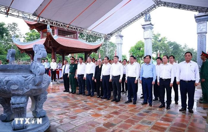 Thủ tướng Lê Minh Hưng dâng hương, hoa tại Nhà tưởng niệm Chủ tịch Hồ Chí Minh, Di tích Đồi E2. (Ảnh: Dương Giang/TTXVN)