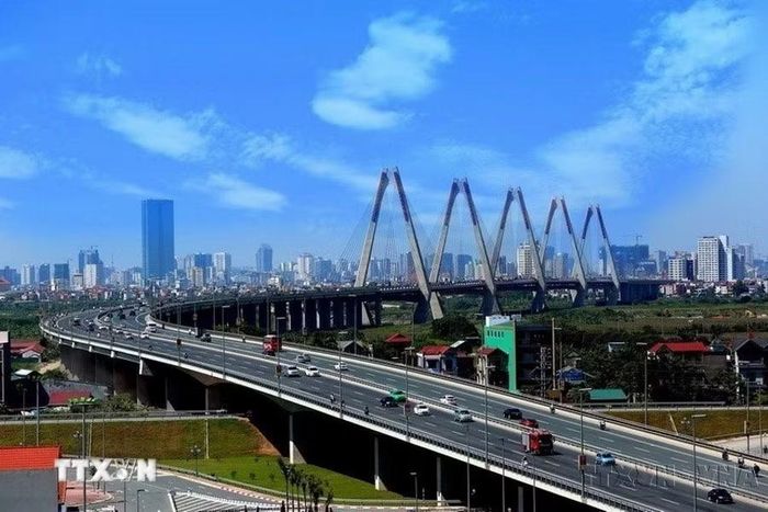Hạ tầng giao thông Hà Nội được hoàn thiện thúc đẩy sự phát triển kinh tế, xã hội, giúp Thủ đô ngày càng phát triển và to đẹp hơn. (Ảnh: Huy Hùng/TTXVN)