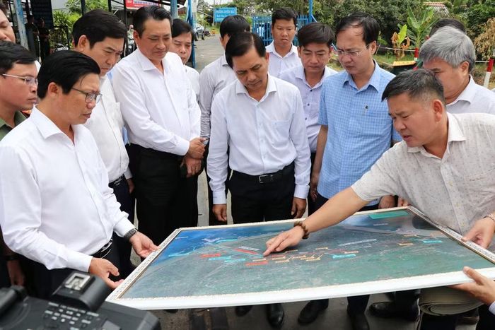 Lãnh đạo tỉnh Vĩnh Long khảo sát tiềm năng phát triển kinh tế biển, du lịch tại phường Trường Long Hòa. (Ảnh: Phúc Sơn/TTXVN)