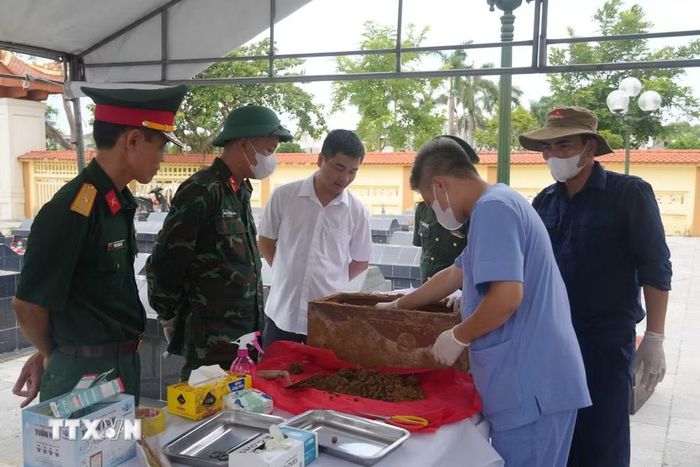 Đến nay Bộ chỉ huy Quân sự tỉnh đã bàn giao Viện Pháp y quân đội 185 mẫu; trong đó có 166 mẫu trong nước và 19 mẫu hài cốt liệt sỹ tìm kiếm tại Lào. (Ảnh: Khiếu Tư/TTXVN)