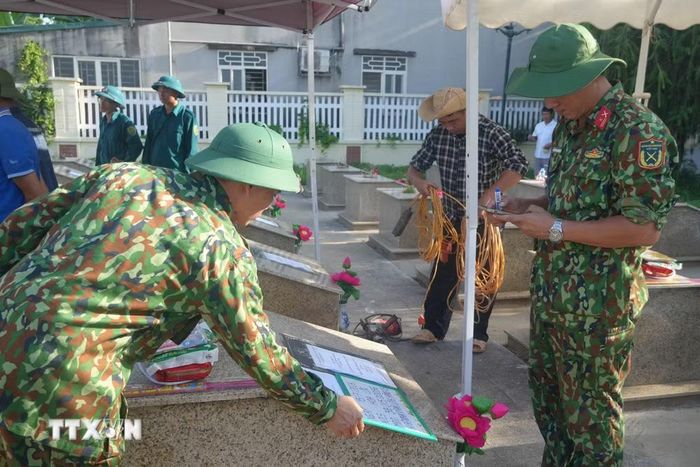 Mỗi mẫu hài cốt đều được gắn với một mã số riêng, kèm theo đầy đủ thông tin, hình ảnh và hồ sơ liên quan để phục vụ công tác giám định, đối chiếu sau này. (Ảnh: Khiếu Tư/TTXVN)