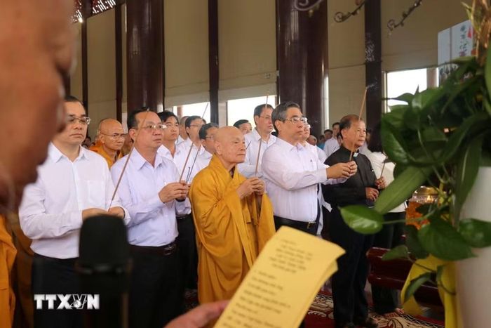 Lãnh đạo Thành phố Hồ Chí Minh, Ban Trị sự Giáo hội Phật giáo Việt Nam thành phố cùng đông đảo các tăng, ni, phật tử dâng hương tưởng nhớ Chủ tịch Hồ Chí Minh, các bậc tiền bối cách mạng, các Anh hùng liệt sỹ, đồng bào, đồng chí đã hy sinh vì sự nghiệp giải phóng dân tộc và bảo vệ Tổ quốc. (Ảnh: Thanh Vũ/TTXVN)