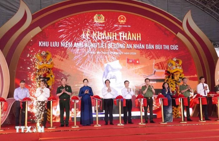 Các đại biểu cắt băng khánh thành Khu lưu niệm Anh hùng liệt sỹ Công an nhân dân Bùi Thị Cúc. (Ảnh: Đinh Văn Nhiều/TTXVN)