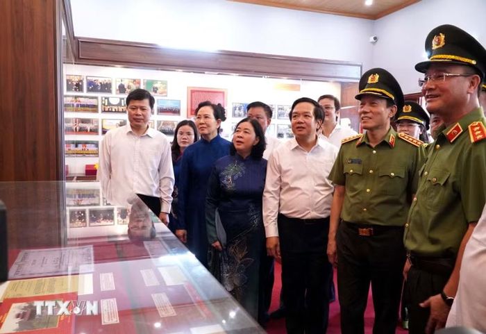 Các đại biểu tham quan nhà trưng bày lưu niệm tại Khu lưu niệm Anh hùng liệt sỹ Công an nhân dân Bùi Thị Cúc. (Ảnh: Đinh Văn Nhiều/TTXVN)