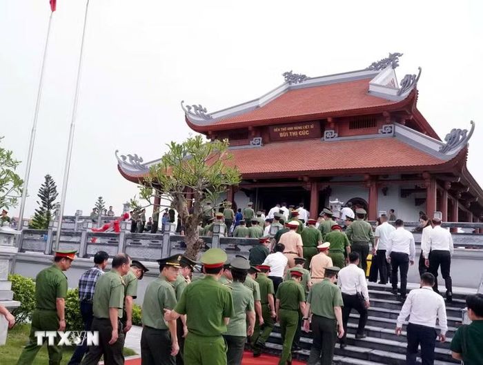 Các đại biểu tham quan tại Đền thờ anh hùng liệt sỹ Công an nhân dân Bùi Thị Cúc. (Ảnh: Đinh Văn Nhiều/TTXVN)