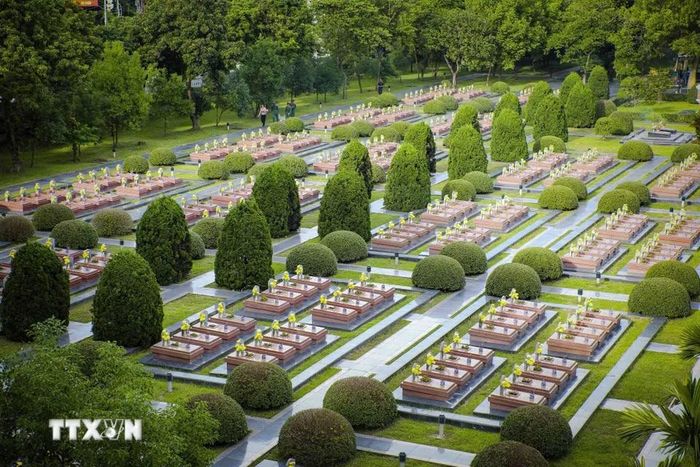 Những ngôi mộ nằm lặng lẽ dưới tán cây xanh, nơi an nghỉ của những người con ưu tú đã hiến dâng tuổi thanh xuân cho độc lập, tự do của dân tộc. (Ảnh: Xuân Tư/TTXVN)