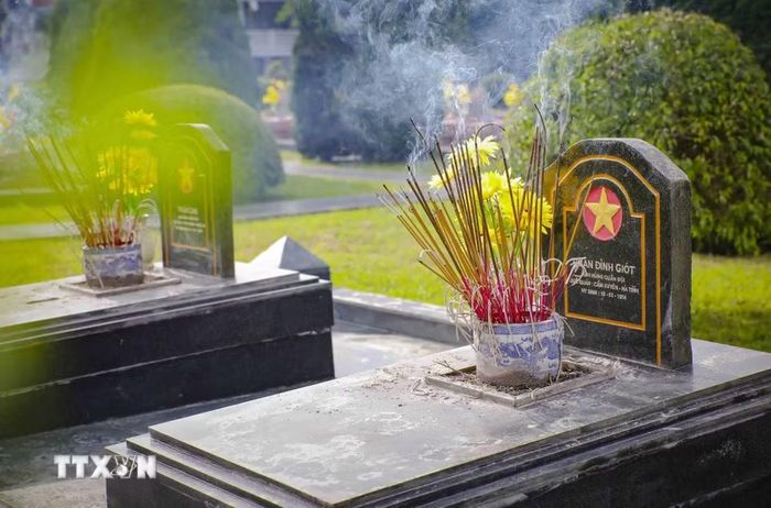 Phần mộ của Anh hùng Phan Đình Giót và Trần Can tại Nghĩa trang Liệt sỹ Quốc gia A1. (Ảnh: Xuân Tư/TTXVN)