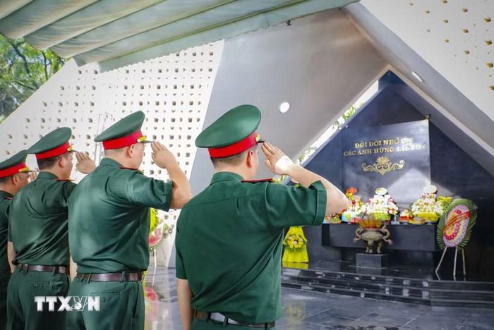 Nhà tưởng niệm các Anh hùng liệt sỹ nằm ở trung tâm Nghĩa trang Liệt sỹ Quốc gia A1. (Ảnh: Xuân Tư/TTXVN)
