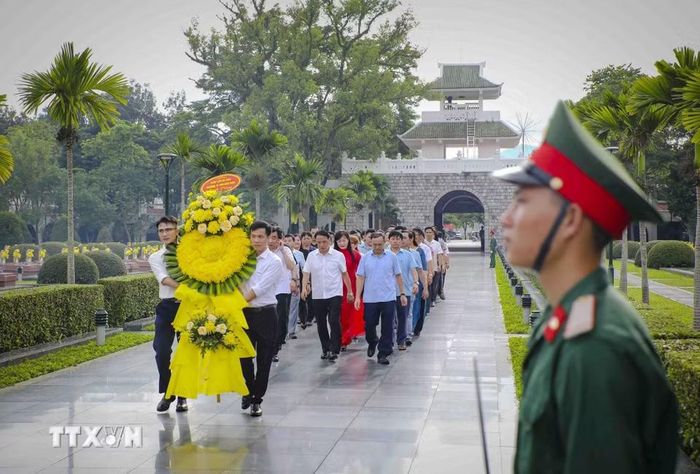 Những ngày tháng Bảy có nhiều đơn vị, nhân dân đến các Anh hùng, liệt sỹ tại Nghĩa trang Liệt sỹ Quốc gia A1. (Ảnh: Xuân Tư/TTXVN)